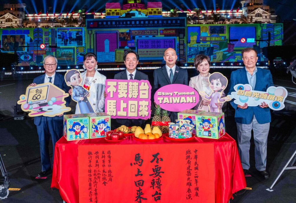 (左起)文化部長李遠、視帝陳亞蘭、總統賴清德、資深主播沈春華、文總副會長江春男。(圖/文總 提供)