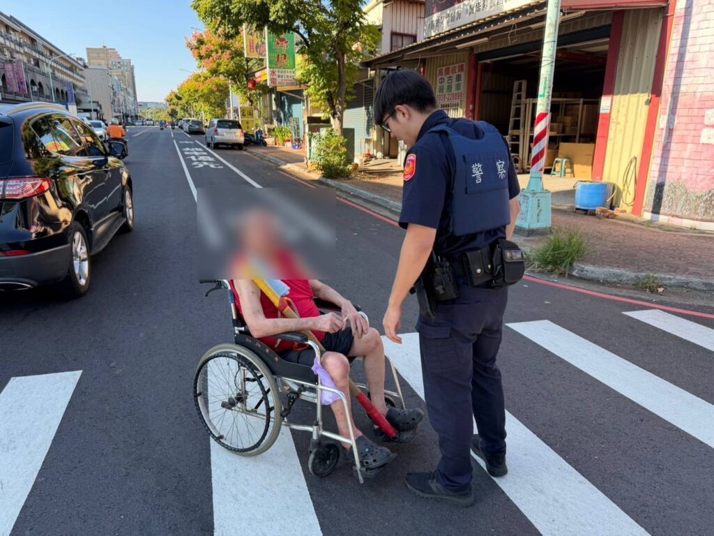 桃園市平鎮區一名78歲黃姓老翁,心繫花蓮災情,竟自行推輪椅外出欲前往救災。(記者翻攝)