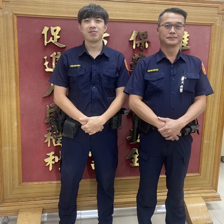 警員陳楷翔（左）、巡佐陳青易（右）助婦人平安返家。（圖/記者 張泓笙翻攝）