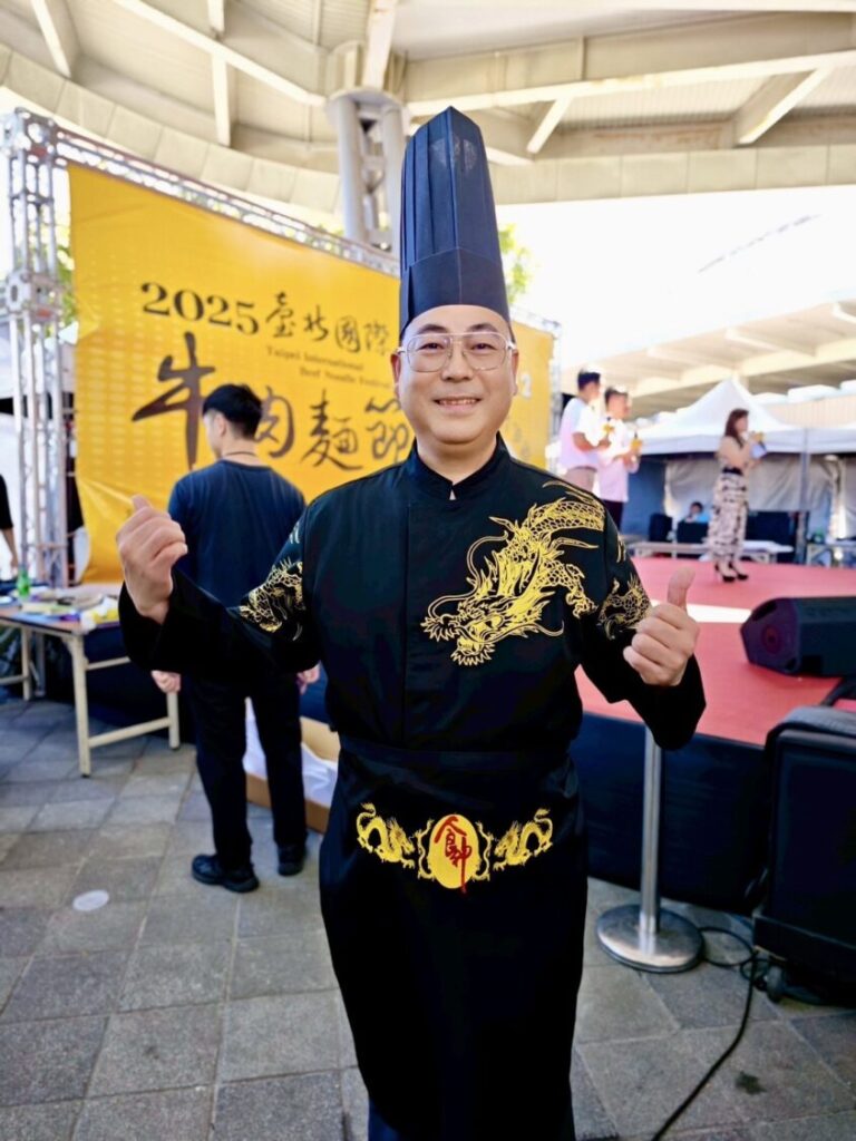 洪金龍除了是洪師父的董事長也是臺北市牛肉麵交流發展協會的理事長。（圖/記者 張泓笙翻攝）