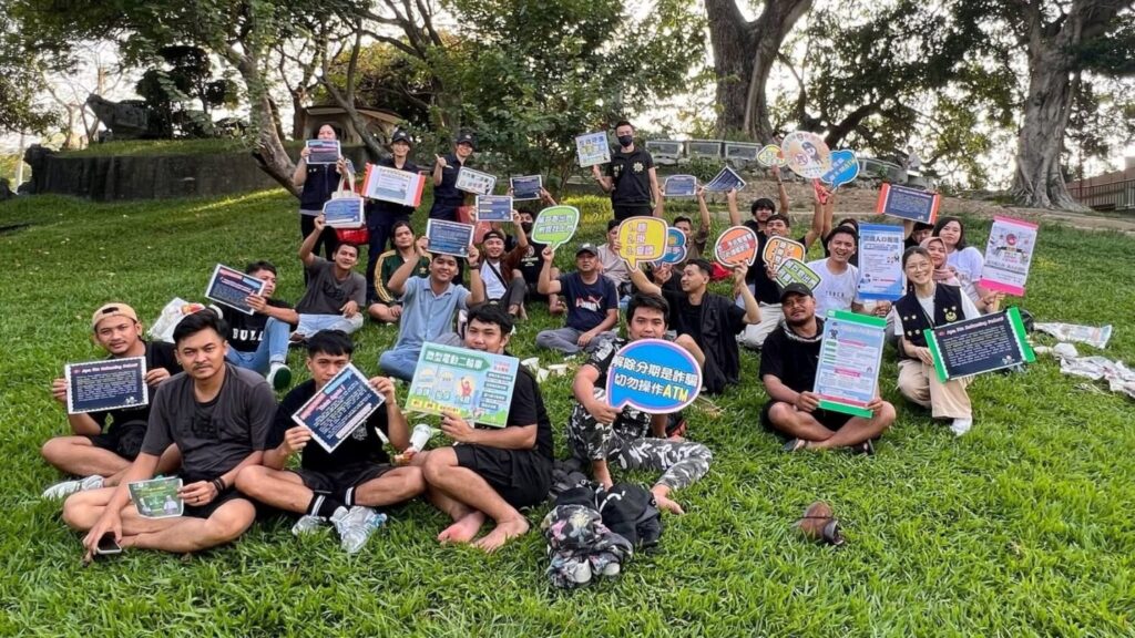 詐騙別靠近！中市警二分局臺中公園宣導護移工。（圖/記者蔡尚芸翻攝）