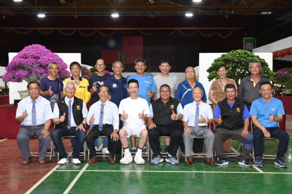 理事長彭冠今與評審團合影!攜手打造2025台灣花菓盆栽展專業評選典範!(圖/記者蔡尚芸翻攝)
