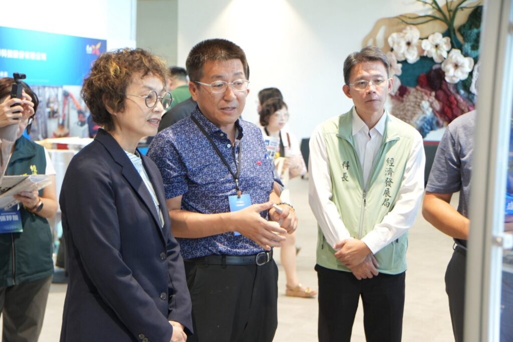趙卿惠副市長與策展攤位合照。(圖/主辦單位提)供)