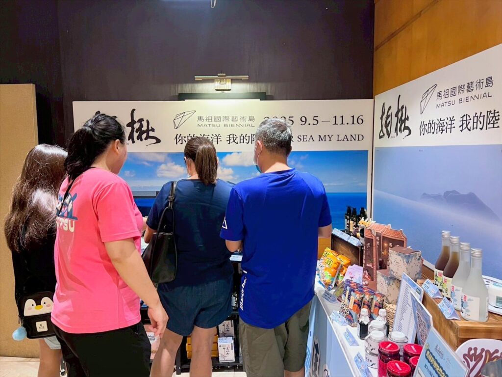 好物成功擄獲高雄消費者的心,攤位前人潮不斷,民眾熱烈詢問並選購特色商品。(圖/連江縣政府產業發展處提供)