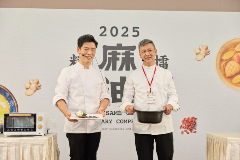 國際名廚Jason Wang及施建發（阿發師）同台展演廚藝秀，以麻油香頌冰淇淋與麻油米香雞，展現麻油料理在創新與傳統之間的多元樣貌。（圖/主辦單位提供）