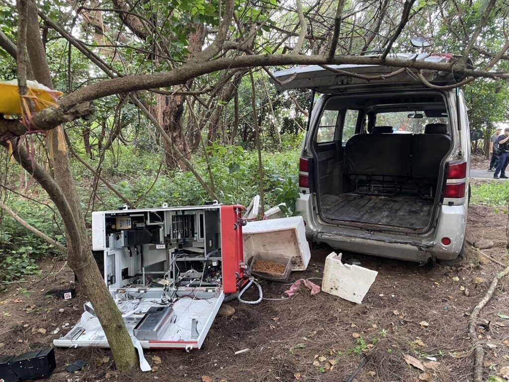 警方於新豐海邊尋獲遭竊並棄置於樹叢間的蝦皮智取自助收銀機與犯案車輛。(圖/記者張家燁翻攝)