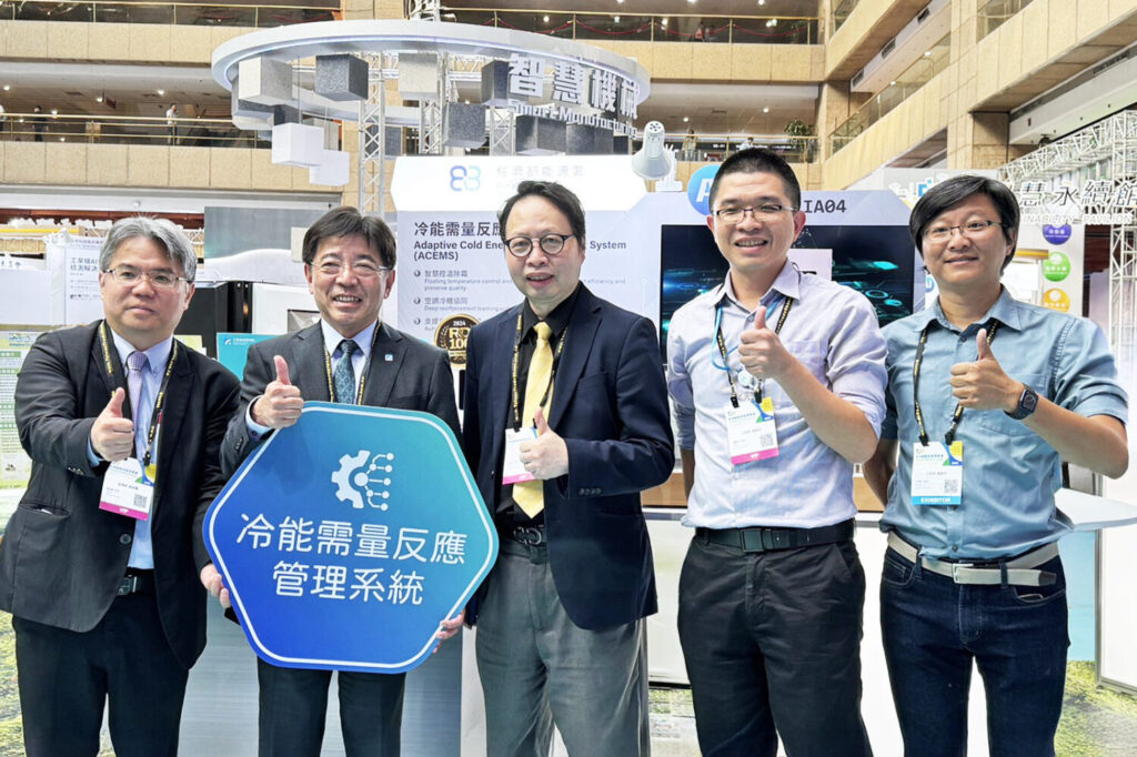 工研院於TIE創新經濟館展示AI節能應用,圖中左二為經濟部能源署組長陳崇憲,左三為工研院院長劉文雄,中為綠能所所長劉志文,展現智慧能源管理成果。(圖/記者林照東翻攝)
