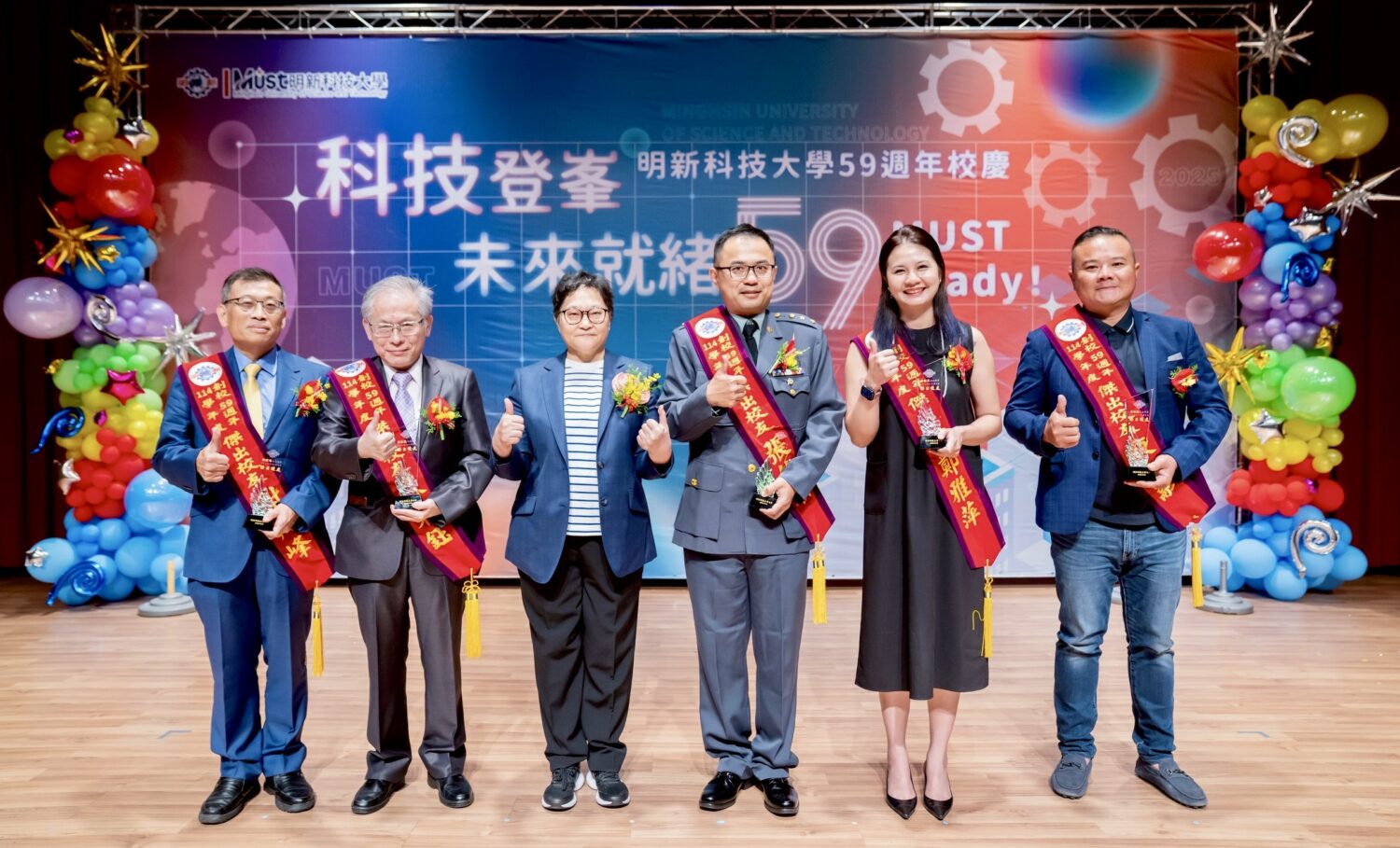 頒發「傑出校友獎」，由董事長郝碧蓮親自表揚五位獲獎校友。左起為電子科謝戎峰、管研所蘇東鈺、郝碧蓮董事長、電子科張然順、幼保系鄭雅萍與旅館系廖俊融，展現明新人在產業、教育、公務與創新領域的卓越成就。（圖/記者林照東攝）
