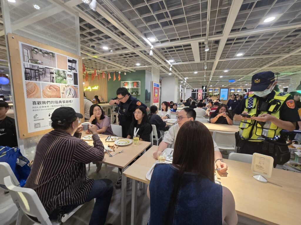 前鎮分局復興所副所長陳弘恩及警員陳律廷趕到現場處理避免爭端擴大。(圖/記者王巧容攝)