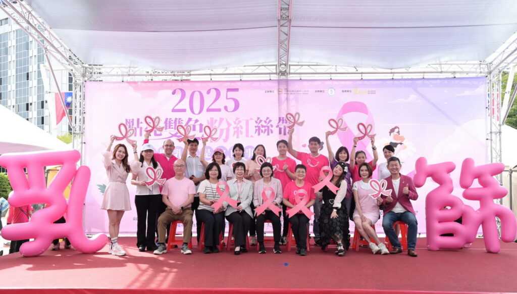 中華民國乳癌病友協會理事長黃淑芳、衛生福利部國民健康署林莉茹組長、台北市政府副秘書長王玉芬、立法委員陳菁徽及金曲歌后秀蘭瑪雅一同呼籲40歲至74歲的女性定期進行乳房攝影檢查。（圖片來源：中華民國乳癌病友協會）