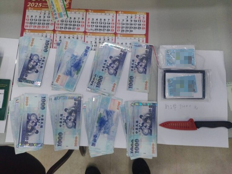 移工超商提領大筆現金拒檢逃逸　員警迅速制止並送辦。〈圖/記者蔡宗武翻攝〉