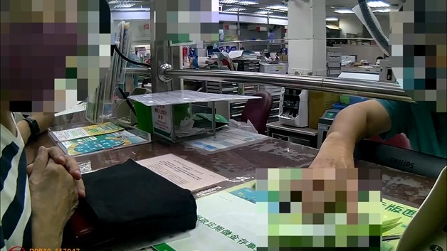 警方與行員耐心向被害人解釋帳戶餘額已足夠使用不需解除定存。(圖/記者薛秀蓮 翻攝)