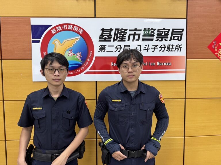 第二分局八斗子分駐所警員羅國倫、温效賢（左至右）。(圖/記者薛秀蓮 翻攝)
