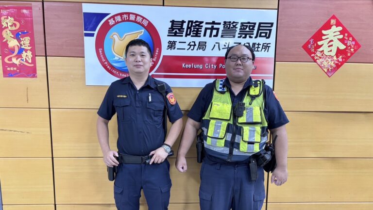 第二分局八斗子分駐所警員柯仁偉、楊子賢（左至右）。(圖/記者薛秀蓮 翻攝)
