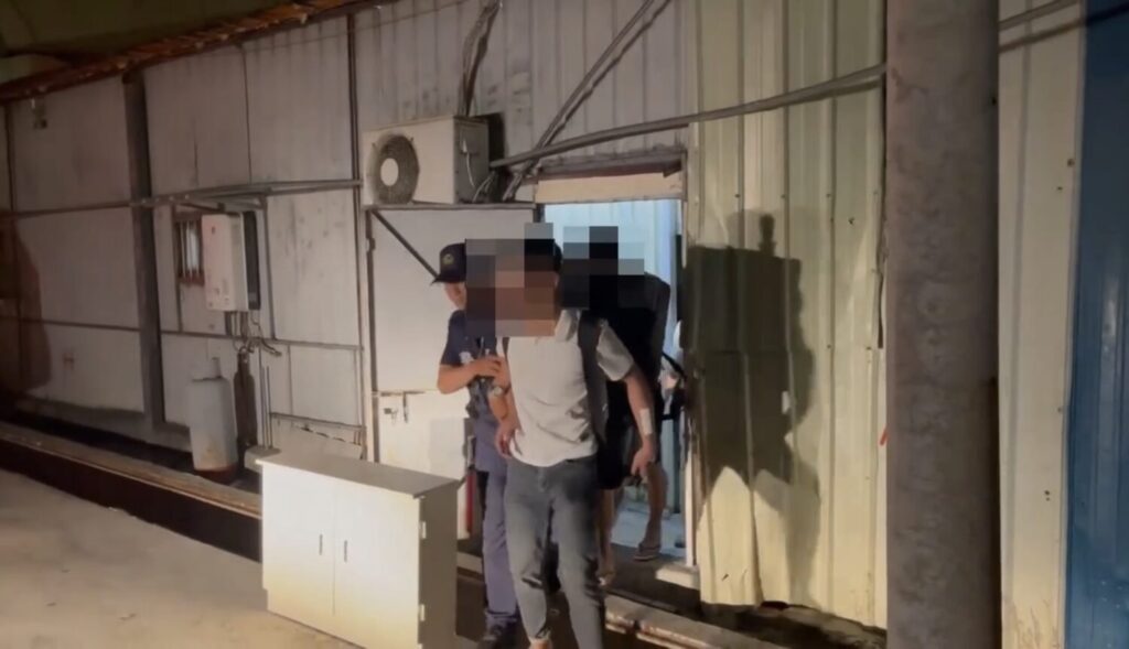 歇業小吃部變身越式毒趴KTV!警方強勢攻堅逮38名越籍男女。〈圖/記者蔡宗武翻攝〉