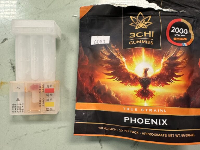 嫌犯的隨身行李有可疑軟糖製品，以毒品試劑檢測出含有大麻成分。(海巡署提供)
