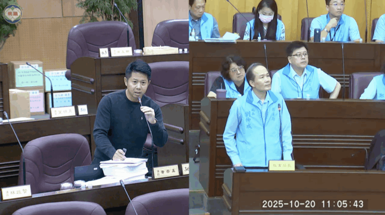 桃園市議員黃崇真（左）、桃園市教育局長劉仲成（右）。（圖／桃園市議會議事錄影）