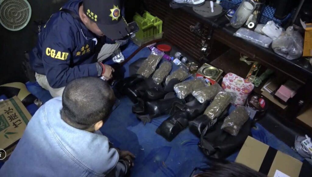 海巡署偵防分署臺南查緝隊會同多單位，於台南仁德區及高雄阿蓮區查獲印尼籍逃逸移工「木奇」藏匿毒品現場，桌上擺滿以茶罐及黑色保溫袋偽裝包裝的安非他命與大麻，場面怵目驚心。（圖／海巡署提供）