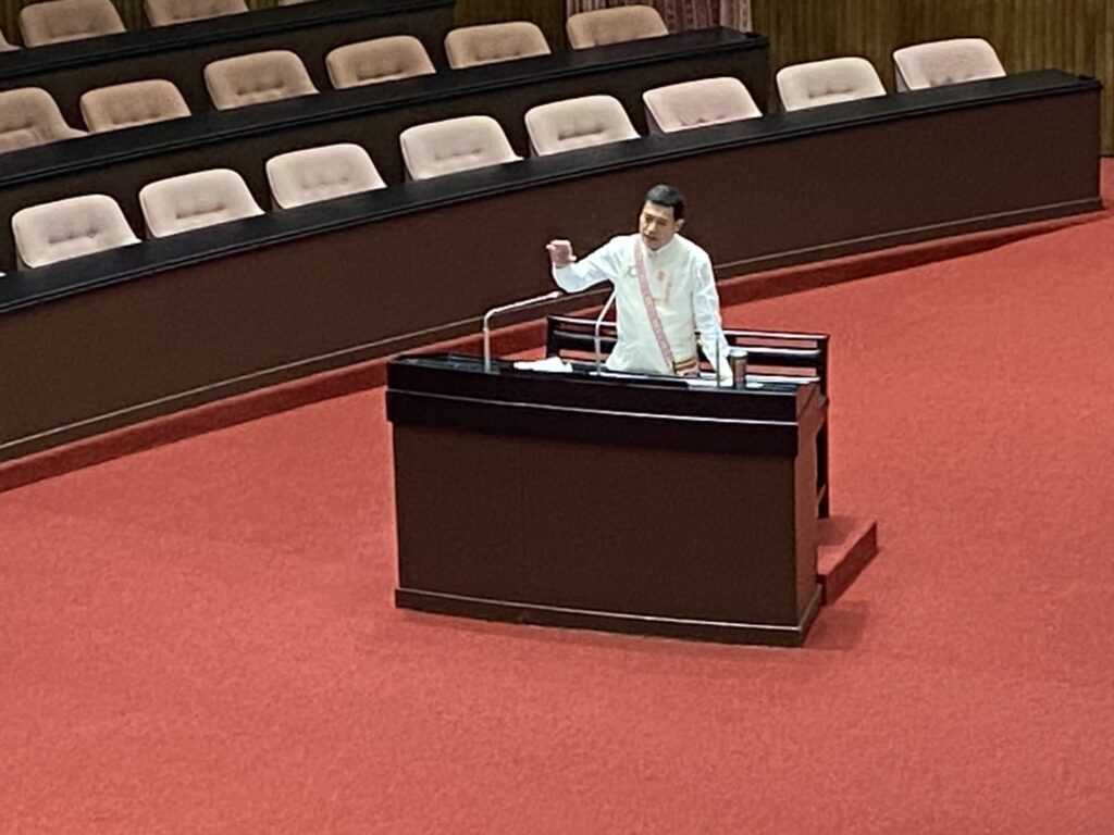 黃仁在立法院總質詢質詢時,呼籲行政院重啟「公地放領」政策,落實土地正義。(記者 包克明攝)