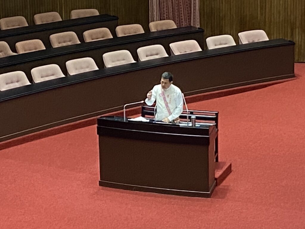 黃仁今日立法院總質詢時爆料指有光復鄉在地災民因工作遷出戶籍被承辦單位以「戶籍不符」為由拒絕,即使提出村長證明也不獲受理。(記者 包克明攝)