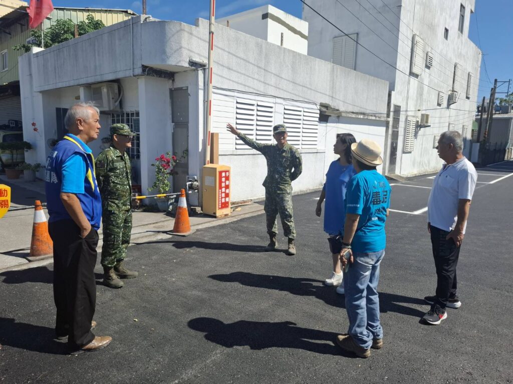黃仁委員夫人王春梅代表與豐年里里長張瑞武及東指部副參謀長共同出席廣場與停車場柏油路完工會勘。(圖/黃仁國會辦公室)