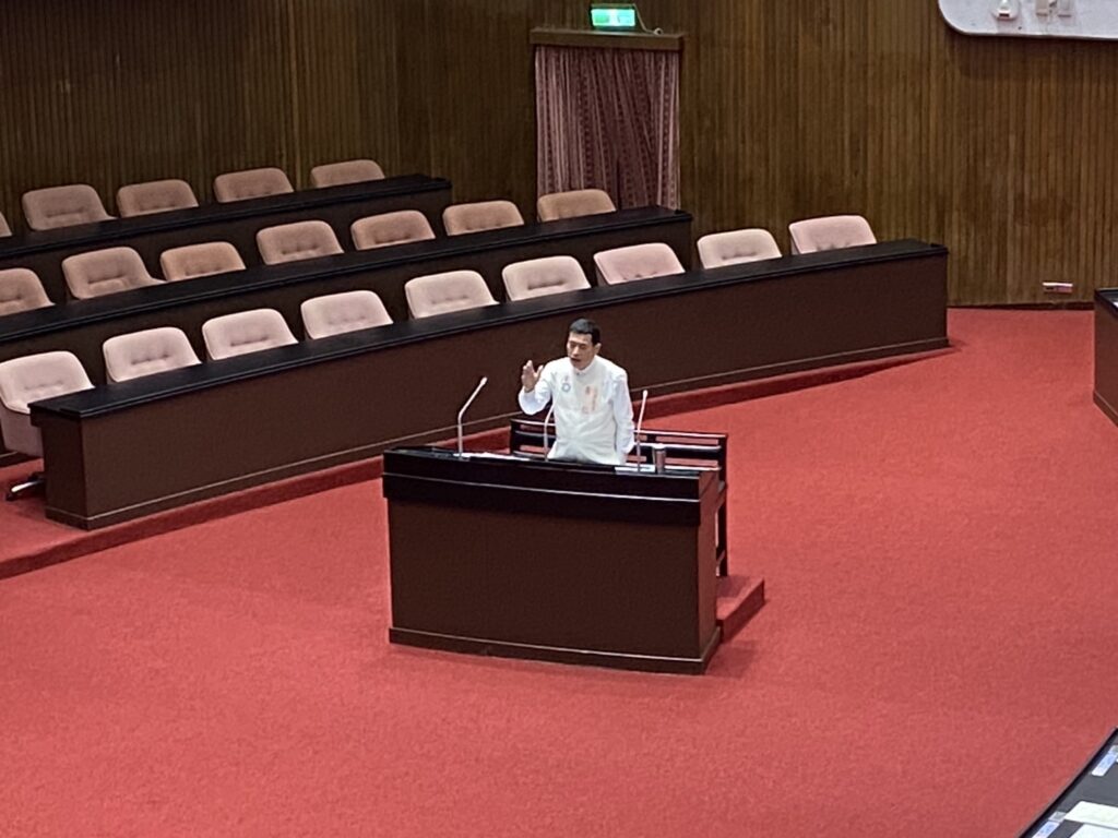 黃仁怒批「Taiwan Army」臂章去中國化,質疑民進黨在軍中搞政治滲透。(記者包克明 攝)