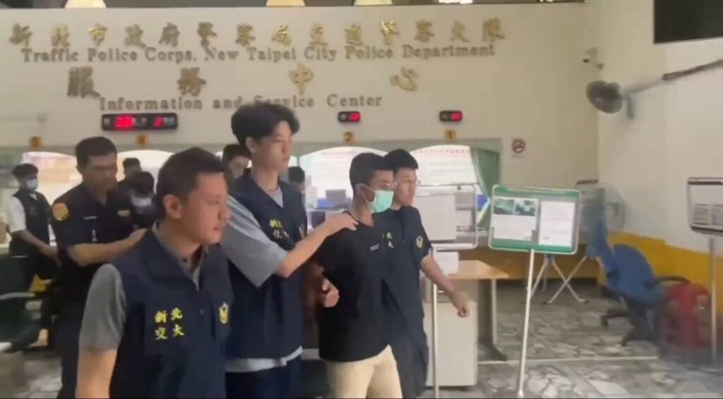 警方將飆仔移送新北地檢署偵辦。(記者李健興翻攝)