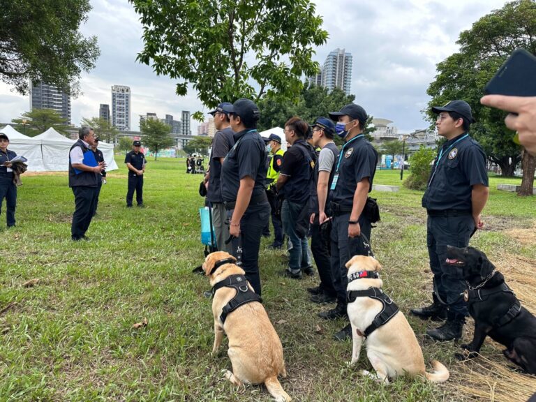 警方勤前教育。(記者李健興翻攝)