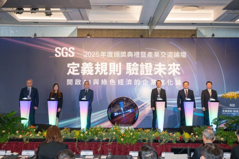 SGS管理與保證事業群營運總監何星翰（左起）、SGS台灣檢驗科技人資副總裁陳雅枝、SGS管理與保證事業群東北亞區首席長曾偉明、副總裁鮑柏宇、營運總監謝偵濤、營運總監蔡福欽於年度頒獎典禮暨產業交流論壇啟動儀式合影。(圖/SGS提供)