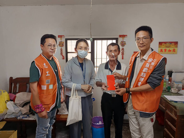 余慈爺慈善會志工團前往烏日探訪罹患口腔癌的于老先生，親手送上急難救助金與關懷物資，場面溫馨感人。（圖／記者林家嘉翻攝）