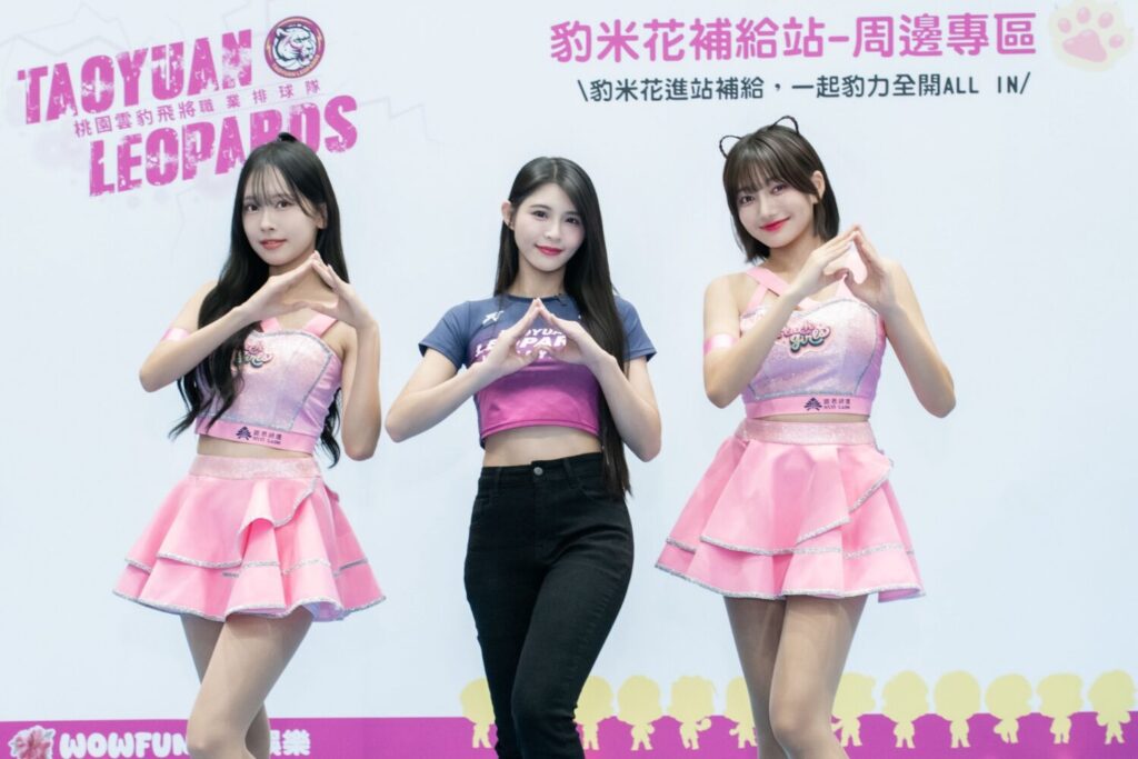 辣度破表！桃氣女孩空降球場（右）韓籍女神朴昭映、（左）金佳垠、（中）舞蹈總監陸筱晴正式亮相。(圖/影響力動能 提供)