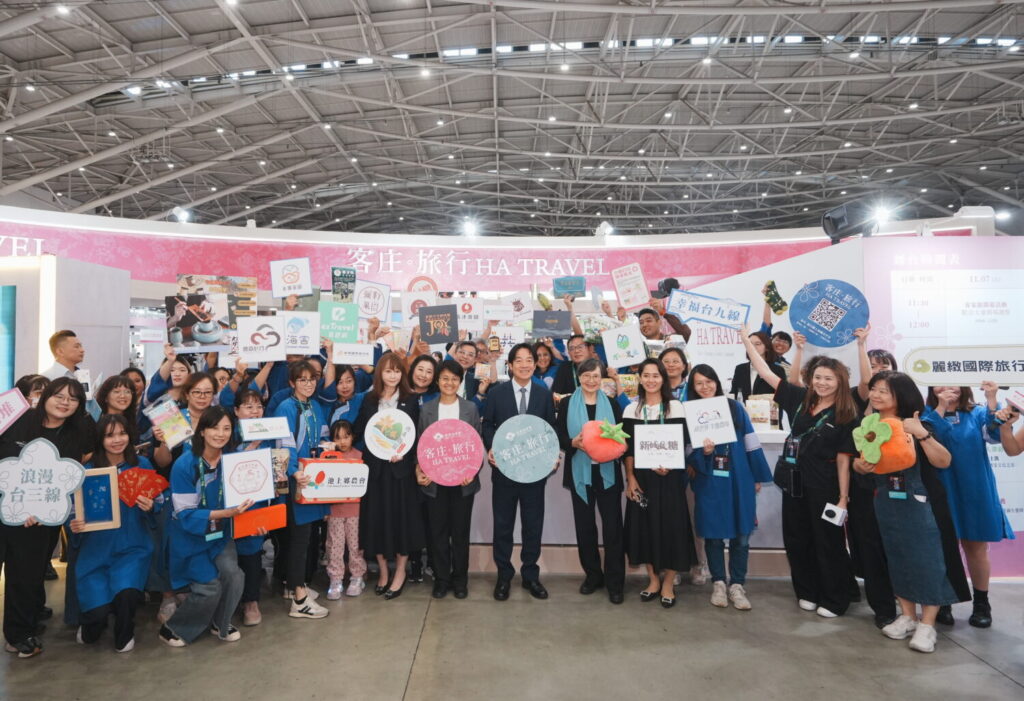 賴總統與客家館業者合影。(照片/客委會提供)