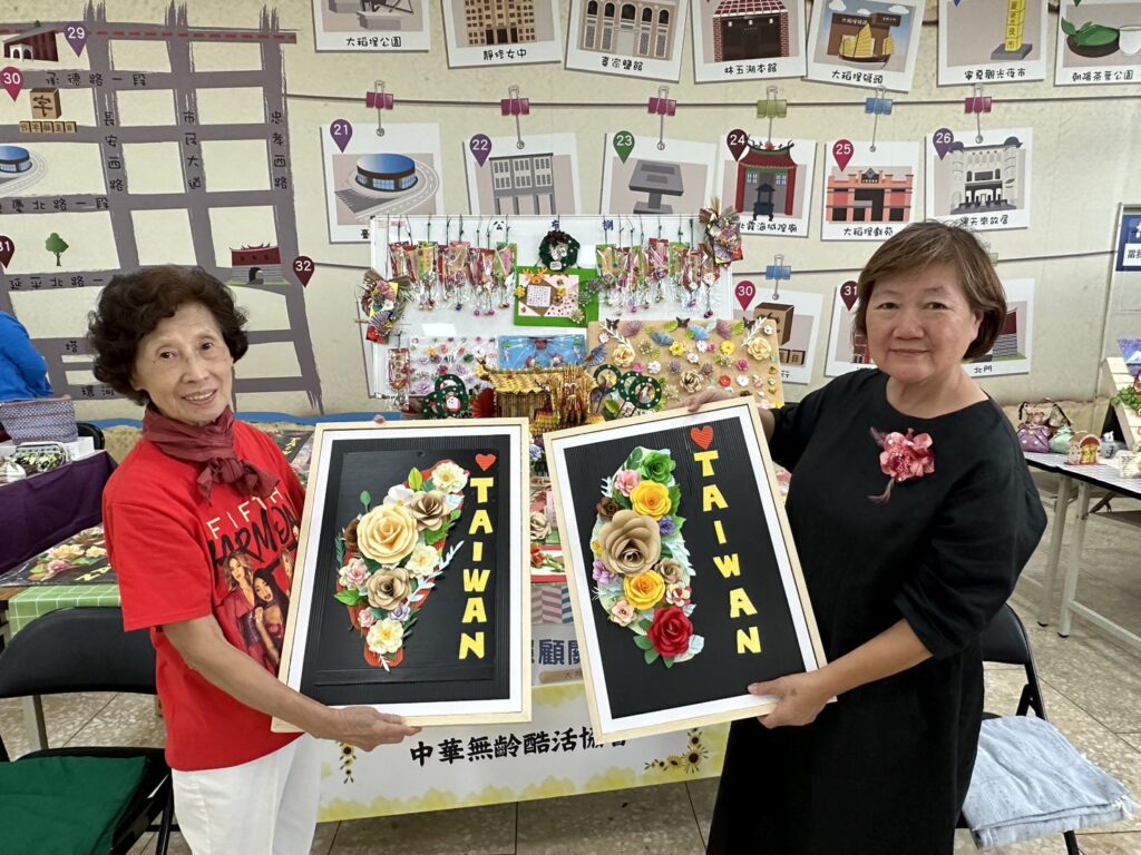 (左)紙藝講師陳連豐芳、 (中)「花開福爾摩沙」紙藝作品、 (右)大同區保安里里長張賦脈。(圖/主辦單位 提供)