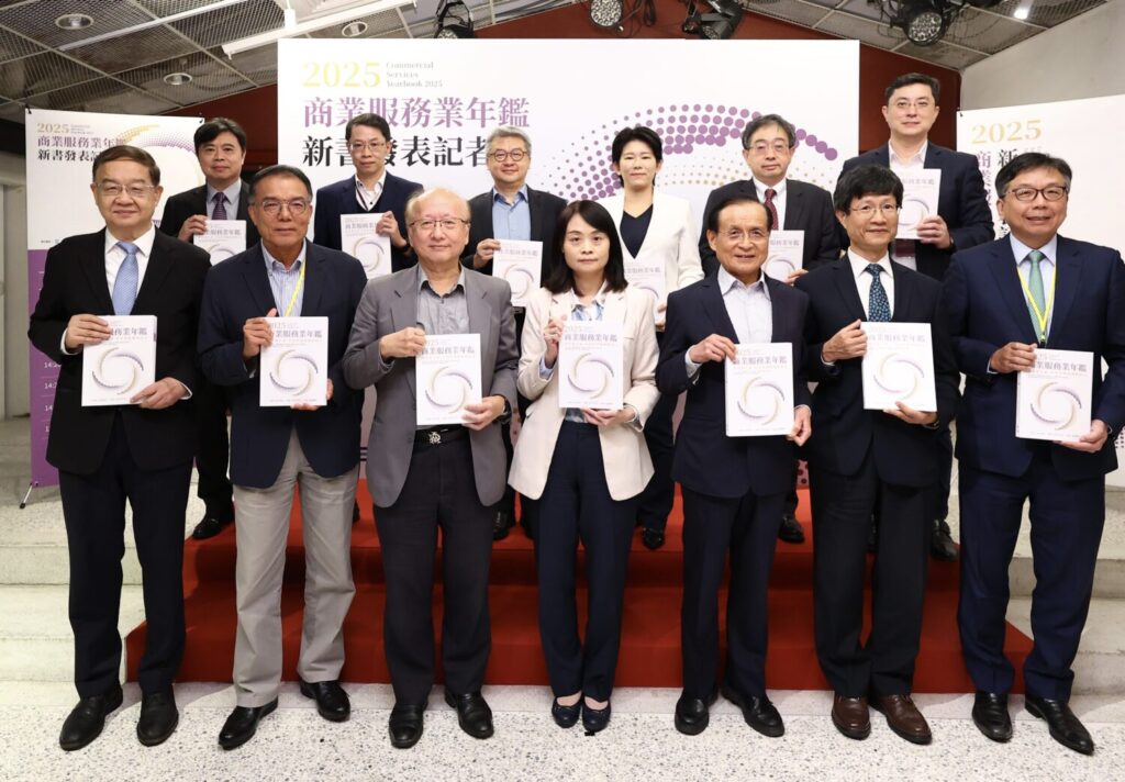 經濟部商業發展署署長蘇文玲(中)、臺灣大學國際企業學系名譽教授陳厚銘(左三)、商研院董事長許添財(左五)、院長王建彬(左一)共同出席新書發表記者會。(圖/商業發展署 提供)